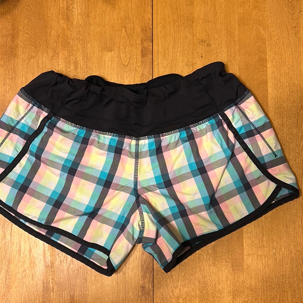 Lululemon Speed Up Mid-Rise 4 inch short, size 8